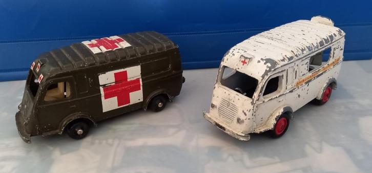 CIJ: set van 2 ambulances: gemeentelijk en militair:, Hobby en Vrije tijd, Modelauto's | 1:43, Gebruikt, Bus of Vrachtwagen, Overige merken