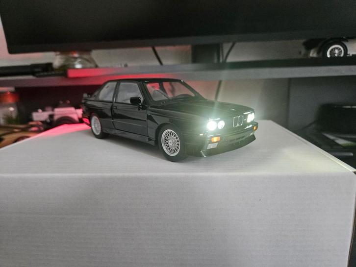 BMW E30 M3 — Modelauto 1:24 — Met licht — Zwart, Hobby en Vrije tijd, Modelauto's | 1:24, Nieuw, Ophalen of Verzenden