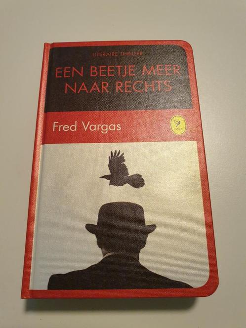 Fred Vargas - Een beetje meer naar rechts.  COLIBRI, Boeken, Detectives, Zo goed als nieuw, Ophalen of Verzenden