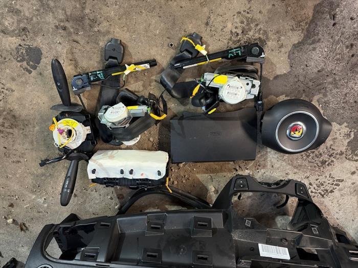 Airbag set + dashboard van een Fiat 500 Abarth, Auto-onderdelen, Overige Auto-onderdelen, Gebruikt, 3 maanden garantie, Ophalen of Verzenden