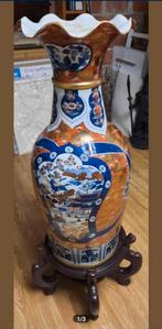 Prachtige, zeer grote (82 cm) Chinese vaas op houten voet., Ophalen