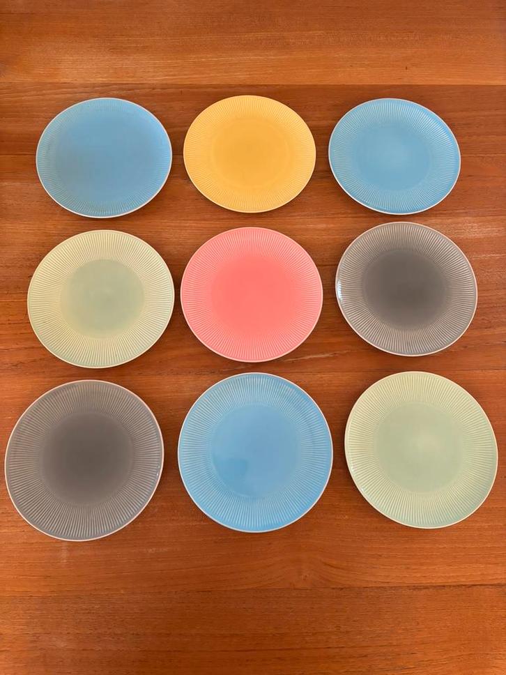 Eet of dessertborden van Boch in pastelkleuren, Antiek en Kunst, Antiek | Servies los, Ophalen of Verzenden