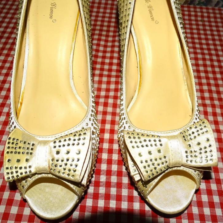 Chaussures de soirée, satin à haut talon,, Kleding | Dames, Schoenen, Zo goed als nieuw, Pumps, Beige, Ophalen