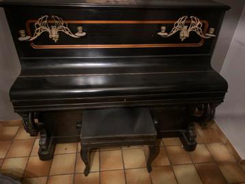 Oude piano beschikbaar voor biedingen