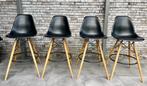 4 zwarte kuipstoelen - scandinavische stijl, Huis en Inrichting, Barkrukken, Ophalen, Kunststof, Gebruikt, Met voetsteun