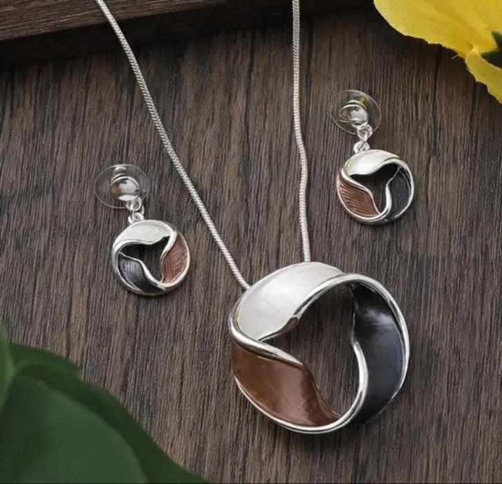 Sieradenset in bruin-zilver, Handtassen en Accessoires, Kettingen, Nieuw, Overige materialen, Bruin, Met hanger, Verstelbaar, Verzenden