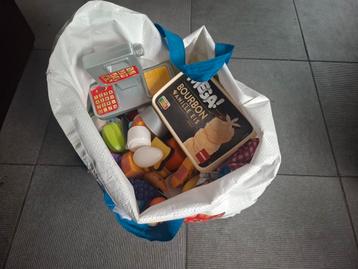 Veel speelgoedeten voor spelen van winkeltje of keukentje beschikbaar voor biedingen