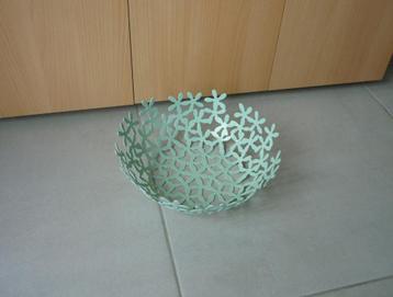Licht turquoise mint metalen fruitschaal schaal met bloemen beschikbaar voor biedingen