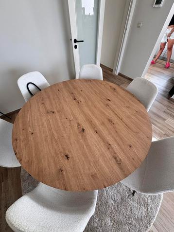 Ronde eet tafel beschikbaar voor biedingen