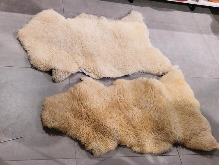 Set van 2 schapenvachten , samen voor 30 euro, Huis en Inrichting, Woonaccessoires | Plaids en Woondekens, Gebruikt, Ophalen of Verzenden