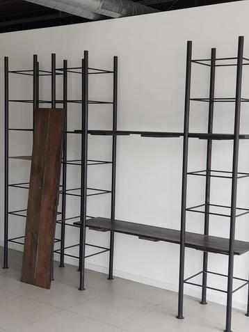 Matzwart metalen rek met houten leggers en metalen schappen beschikbaar voor biedingen