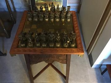 Antieke schaaktafel met zware metalen Romeinse schaakfiguren beschikbaar voor biedingen