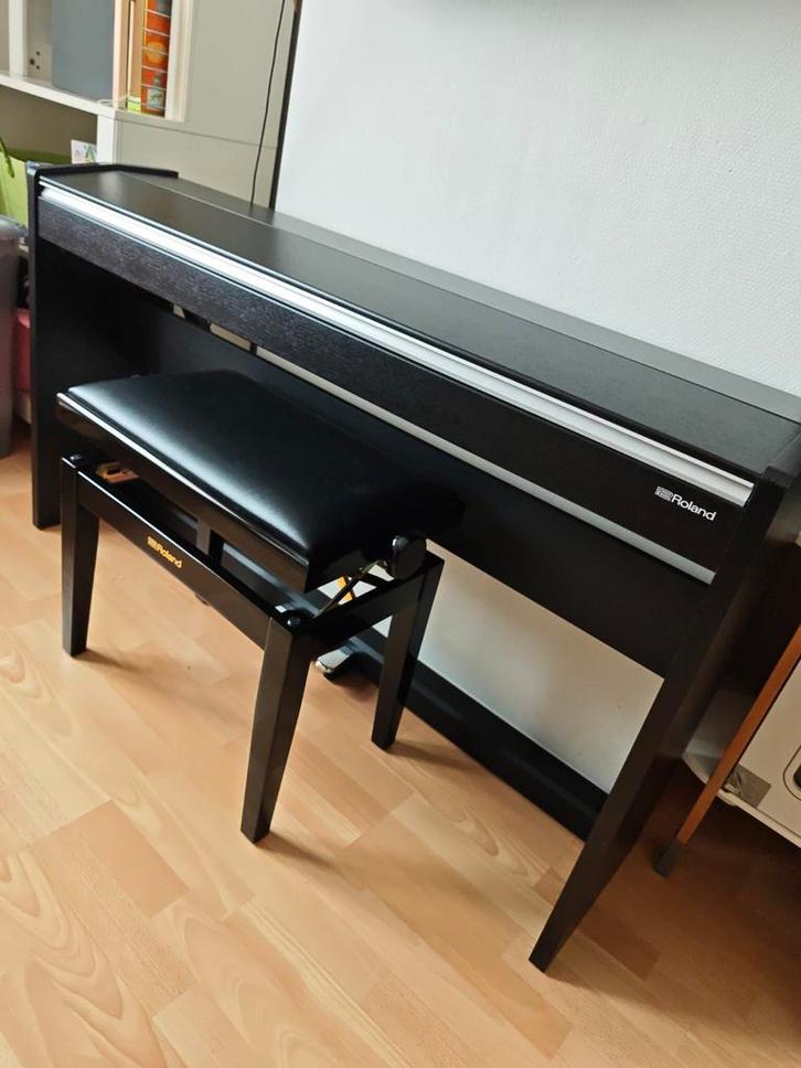 Piano Roland digital piano F-140R, Muziek en Instrumenten, Piano's, Piano, Digitaal, Ophalen