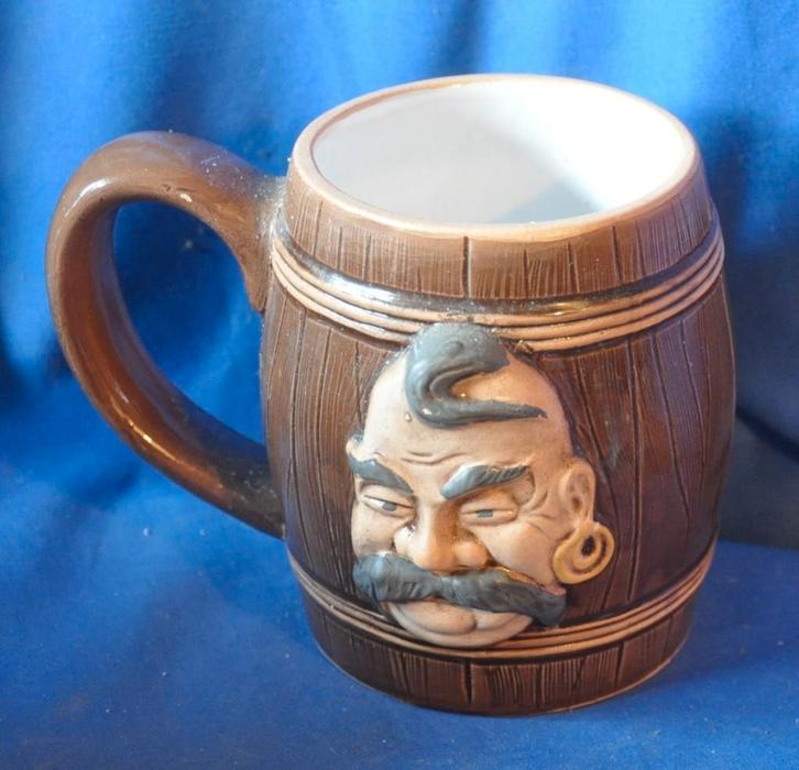 chope decor moustachu texte russe, Collections, Marques de bière, Comme neuf, Chope(s), Enlèvement ou Envoi