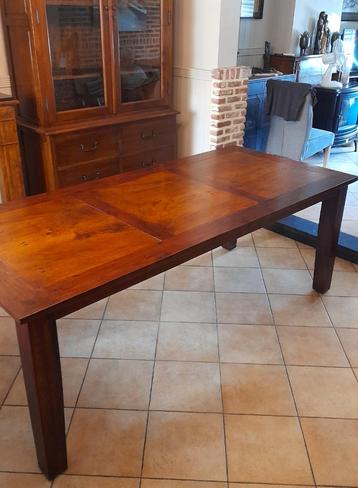 Klassieke volhouten tafel  beschikbaar voor biedingen