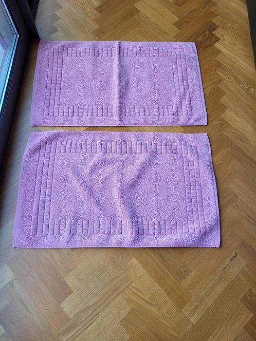 Twee Santens badmatten, Huis en Inrichting, Badkamer | Badtextiel en Accessoires, Gebruikt, Badmat, Roze, Ophalen of Verzenden