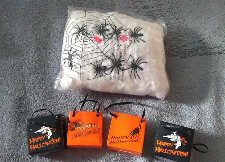 halloween decoratie witte doek spinnenweb met spinnen, Hobby en Vrije tijd, Feestartikelen, Ophalen of Verzenden