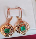 Antieke gouden geëmailleerde oorbellen met smaragden, Enlèvement ou Envoi, Or, Boucles d'oreilles, Avec pierre précieuse