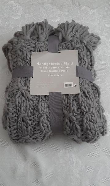 Zachte handgebreide plaid beschikbaar voor biedingen
