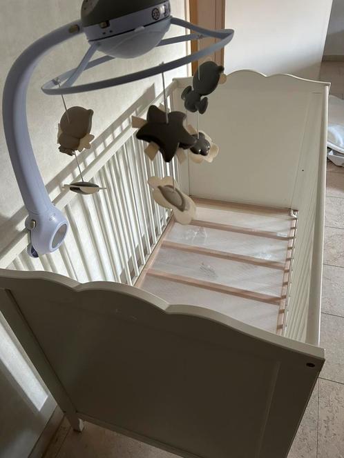 Bed met verstelbare bodem + Infantino 3-in-1 projector, Kinderen en Baby's, Kinderkamer | Bedden, Zo goed als nieuw, Ophalen