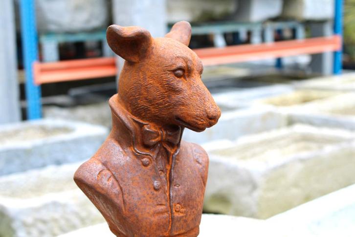 Buste van een hond in een roestig gietijzeren pak., Tuin en Terras, Tuinwanddecoratie, Ophalen of Verzenden