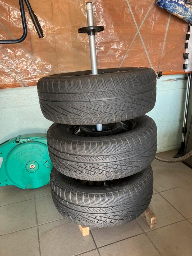 Winterbanden + velgen  + 4 wieldoppen + velgenboom, Auto-onderdelen, Banden en Velgen, Band(en), Winterbanden, Gebruikt, Ophalen
