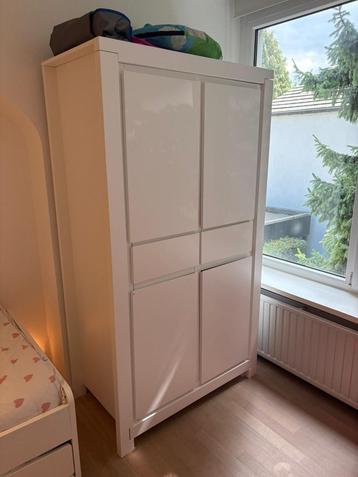 Witte houten kleerkast beschikbaar voor biedingen