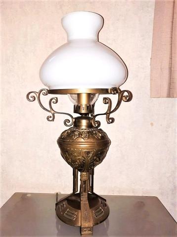 Mooie oude koperen tafellamp met reliëf menselijke figuren