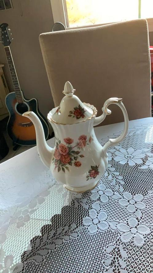 Koffiepot, Royal Albert, Centennial Rose., Antiek en Kunst, Antiek | Servies los, Ophalen of Verzenden
