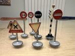 Meccano Dinky Toys set 8 metalen verkeerselementen, Hobby en Vrije tijd, Modelauto's | 1:43, Ophalen of Verzenden, Zo goed als nieuw