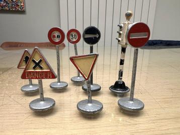Meccano Dinky Toys set 8 metalen verkeerselementen beschikbaar voor biedingen