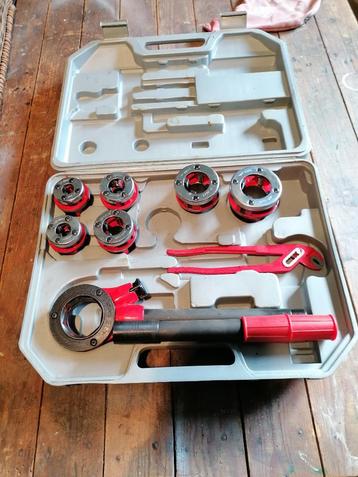 Coffret filières pour filetage des tubes 6 filières + manche beschikbaar voor biedingen