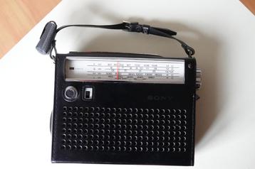 Vintage transistorradio beschikbaar voor biedingen