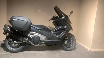 Kymco AK550 met 15dkm + Akra !! beschikbaar voor biedingen