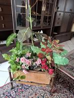 Rotanbak op wieltjes met kunstbloemen, Ophalen, Gebruikt