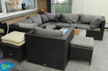Lounge set met kussens beschikbaar voor biedingen