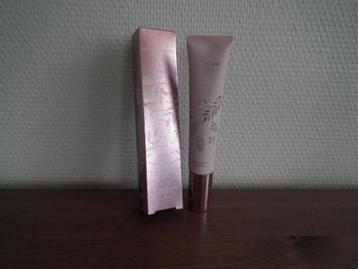  Corrigerende crème die huidverzorging en make-up combineert beschikbaar voor biedingen