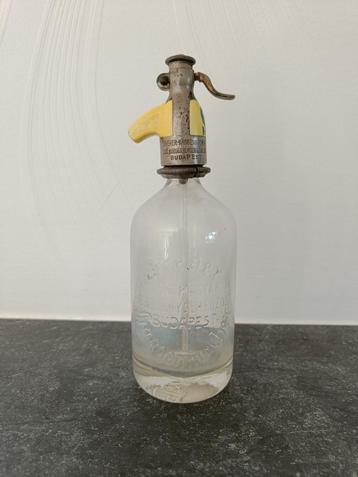 Klein, mooi en zeldzaam sodaflesje. Afwerking met porselein. beschikbaar voor biedingen