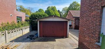 Garage met poort en motor
