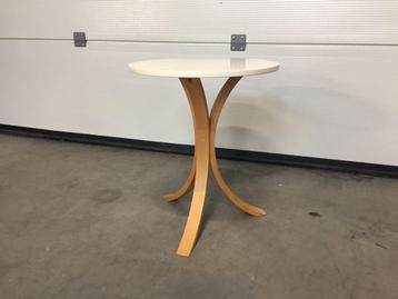 (102) Mooie bijzettafel witte kleur beschikbaar voor biedingen