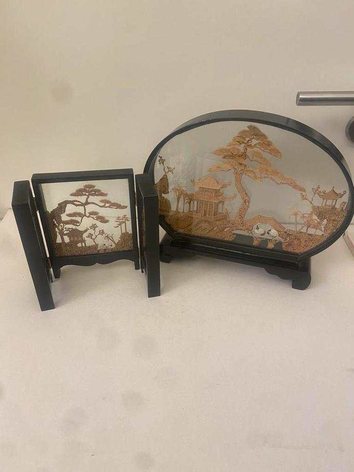 Chinees Kurksnijwerk in Glazen Frame ( diorama )., Antiek en Kunst, Kunst | Niet-Westerse kunst, Ophalen of Verzenden