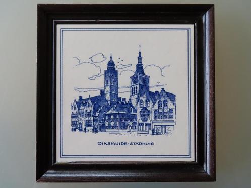 Gemerkt  : Diksmuide stadhuis Delfts blauw in houten kader K, Antiek en Kunst, Curiosa en Brocante, Ophalen of Verzenden