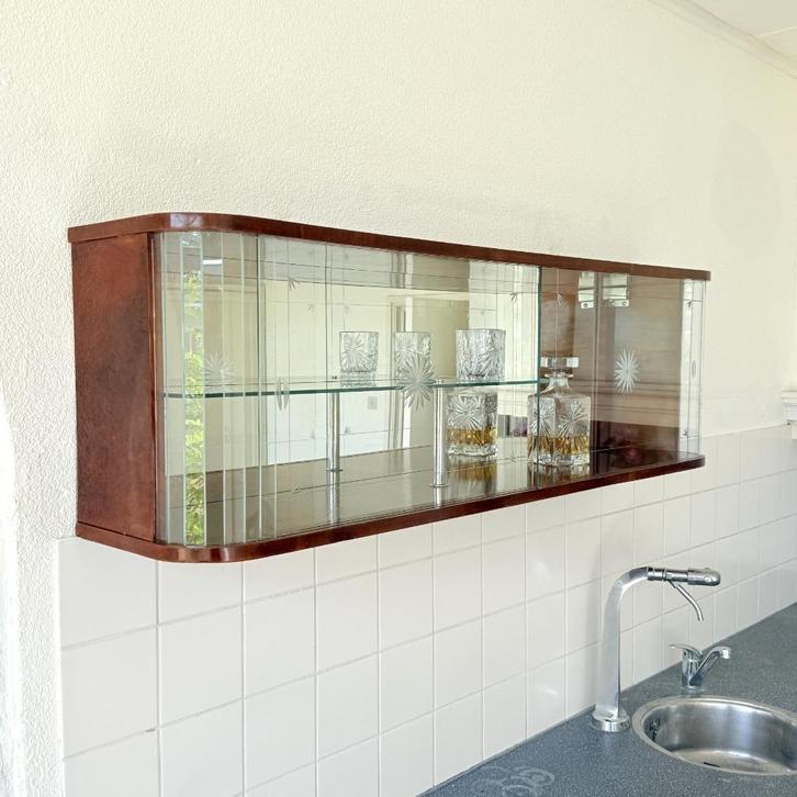 Josephine – Luxe Houten Hangvitrinekast met Glazen Elementen, Huis en Inrichting, Kasten | Vitrinekasten, Zo goed als nieuw, Minder dan 100 cm