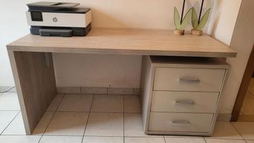 Bureau in alsolute nieuwstaat  beschikbaar voor biedingen