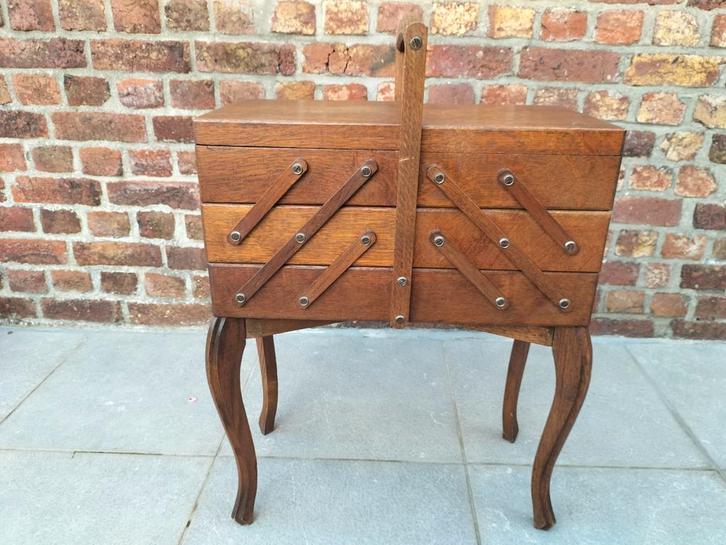 Naaidoos (vrouwelijke werknemer)., Antiek en Kunst, Antiek | Meubels | Tafels, Ophalen