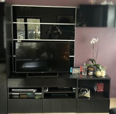 Meuble bas TV et panneaux muraux décoratifs Ikea, Maison & Meubles, Armoires | Mobilier de télévision, Utilisé, Moins de 100 cm