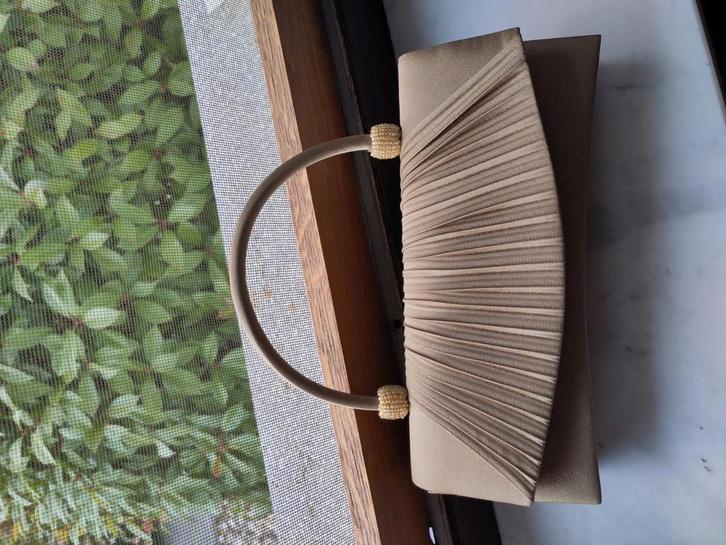 Glanzend goudkleurig tasje, Handtassen en Accessoires, Tassen | Damestassen, Zo goed als nieuw, Avondtasje, Overige kleuren, Ophalen