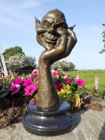 Troll, de slimme bronzen goblin gesigneerd op een marmeren s