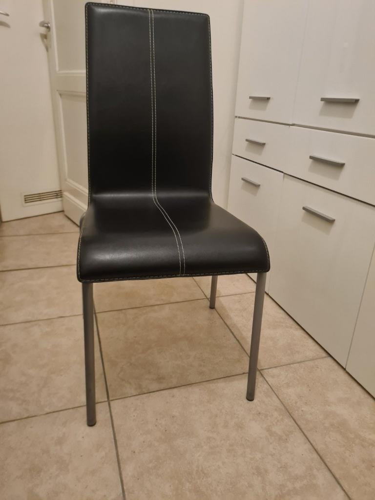 Quatre chaises en bon état., Maison & Meubles, Chaises, Enlèvement, Noir, Autres matériaux, Quatre