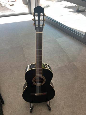Akoestische gitaar beschikbaar voor biedingen